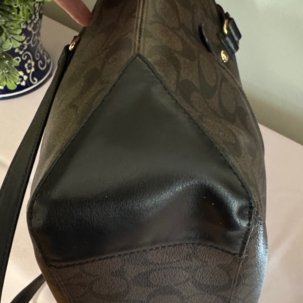 Coach City ZipTote -  Black and Brown Signature Canvas with gold hardware EUC - Picture 7 of 13